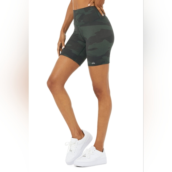 Alo yoga High rise vapor short in hunter camouflage size xs in great condition - Picture 3 of 6